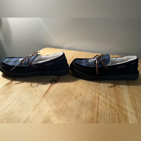 - FOCO Genuine Merchandise Detroit Tigers Slippers - Picture 2 of 10